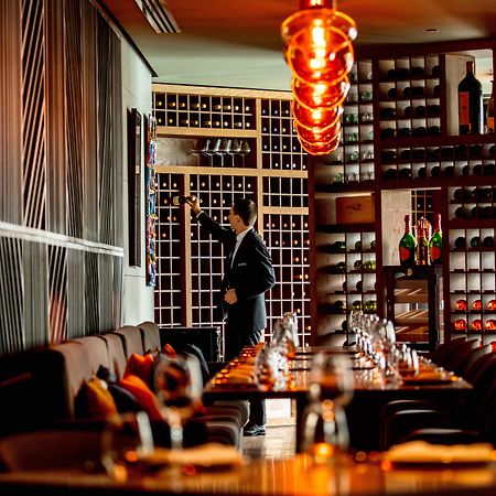 فندق انتركونتيننتال دبي مارينا المظهر الخارجي الصورة Wine cellar at the restaurant