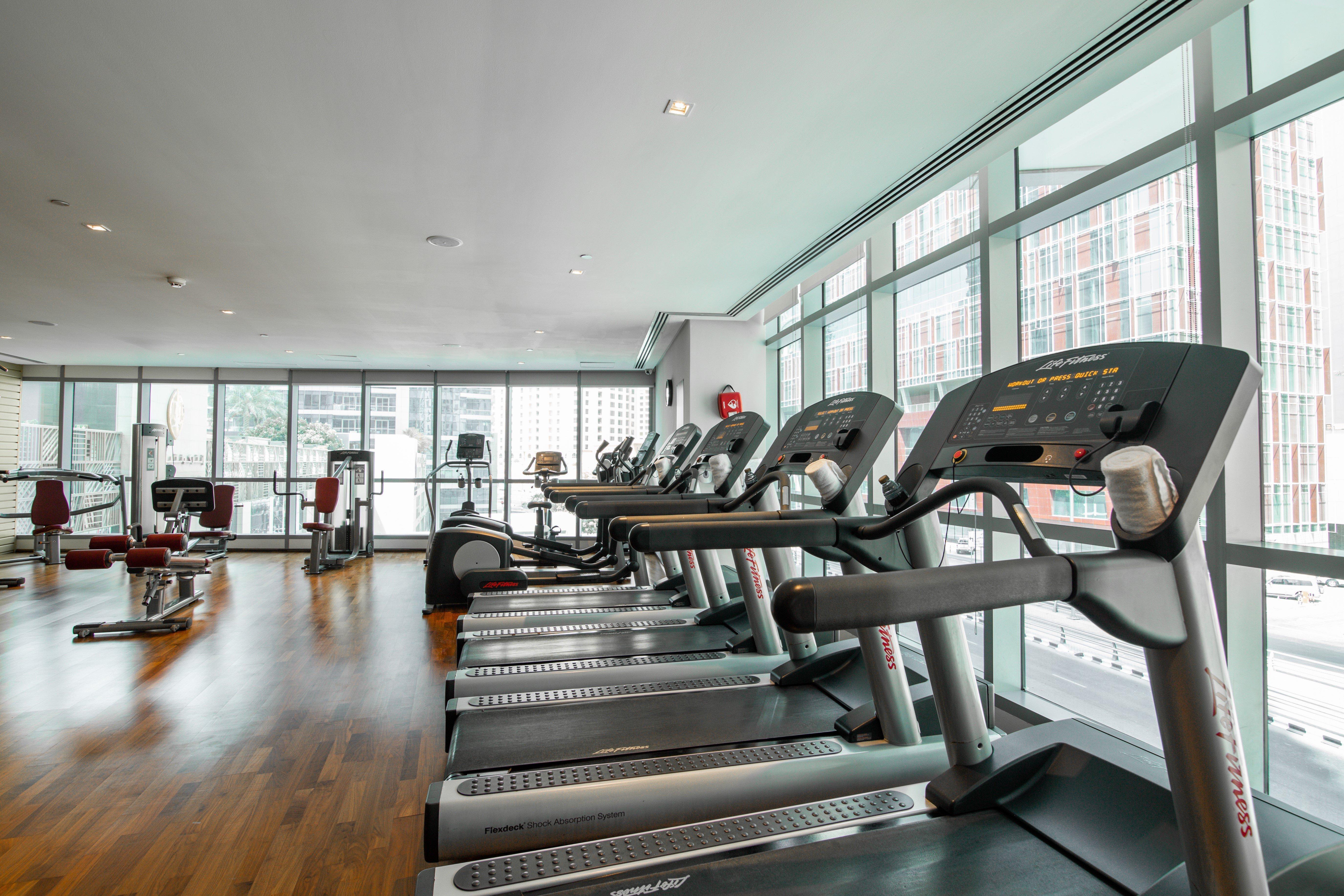 فندق انتركونتيننتال دبي مارينا المظهر الخارجي الصورة A row of treadmills