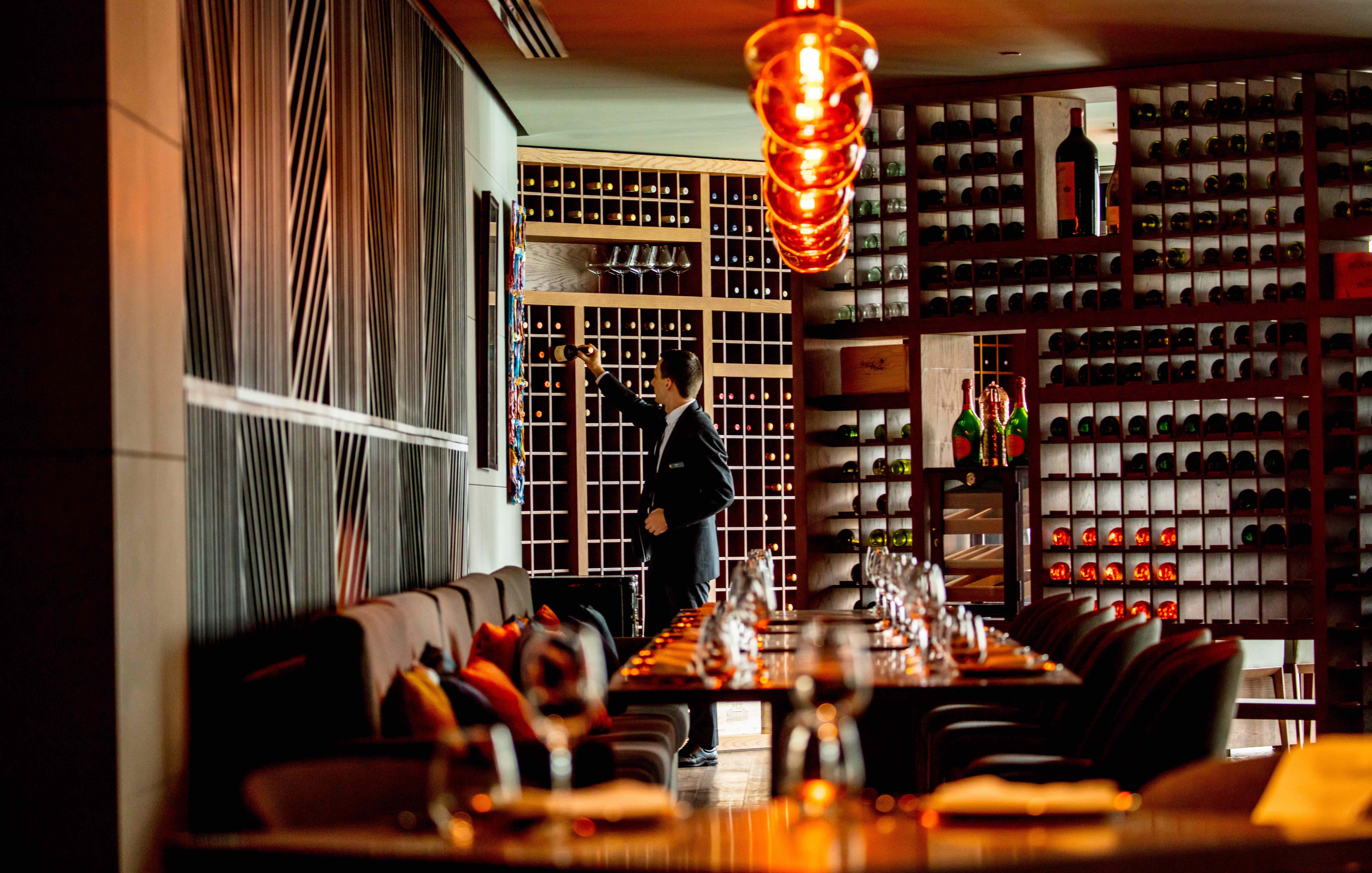 فندق انتركونتيننتال دبي مارينا المظهر الخارجي الصورة Wine cellar at the restaurant