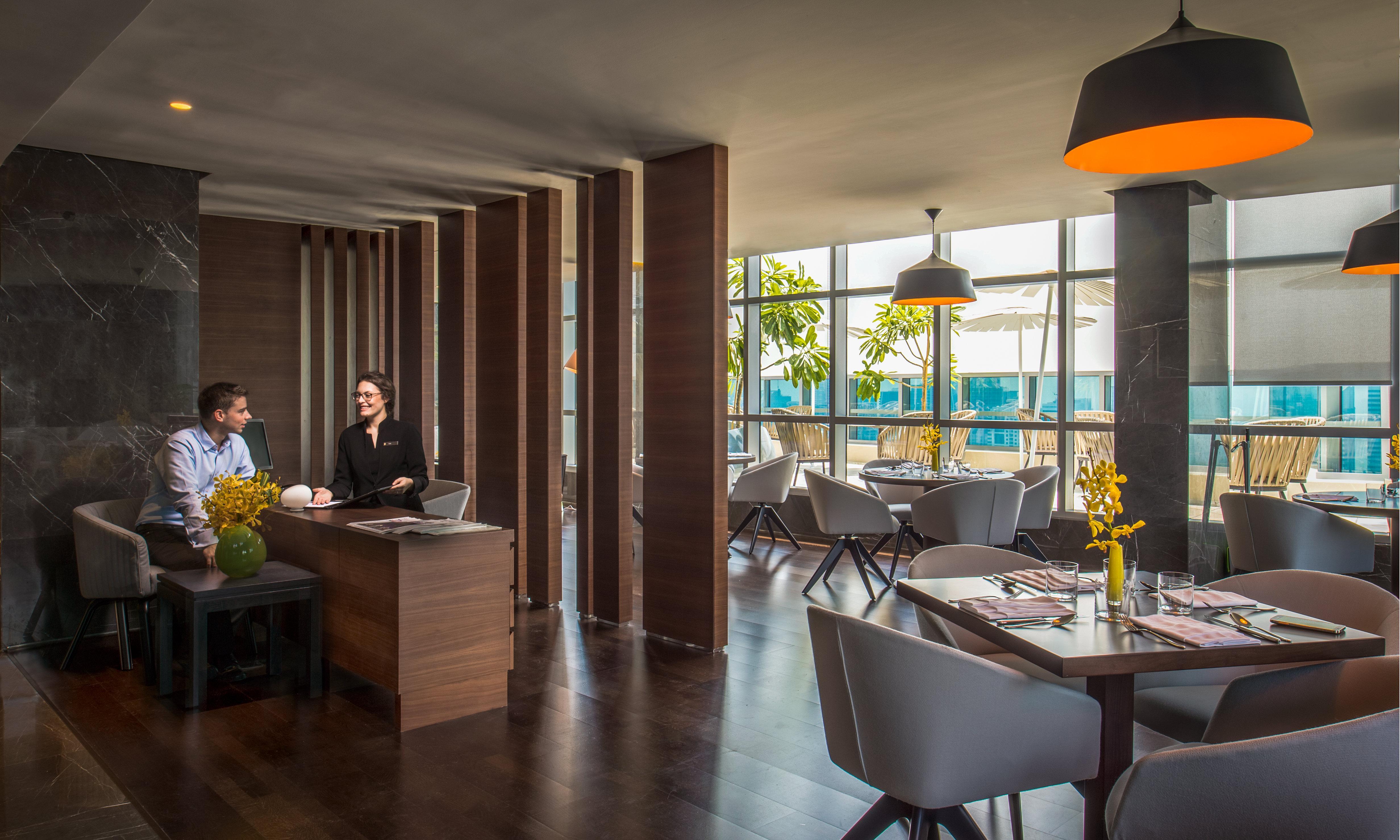 فندق انتركونتيننتال دبي مارينا المظهر الخارجي الصورة The lounge at the airport
