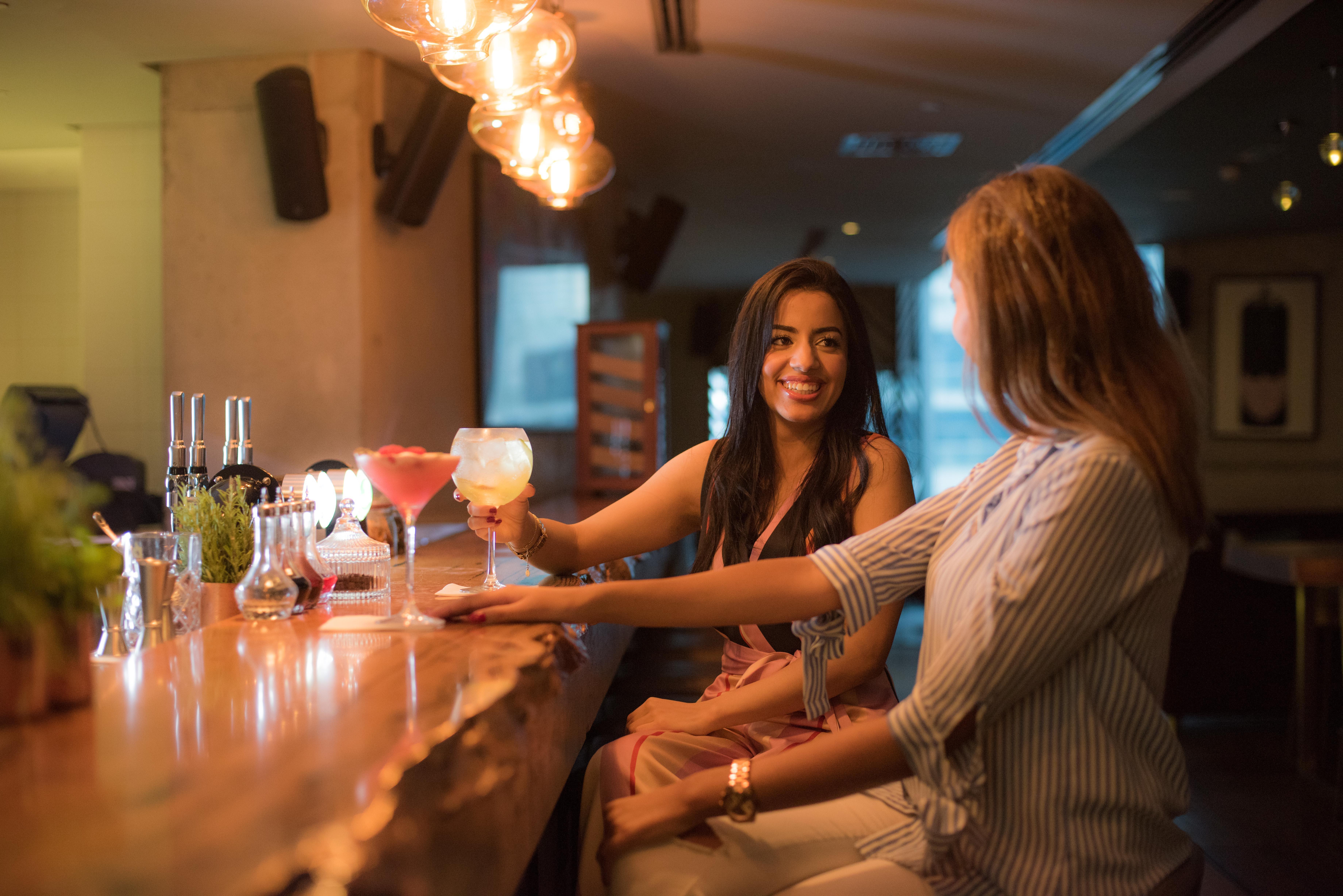 فندق انتركونتيننتال دبي مارينا المظهر الخارجي الصورة Two women drinking cocktails