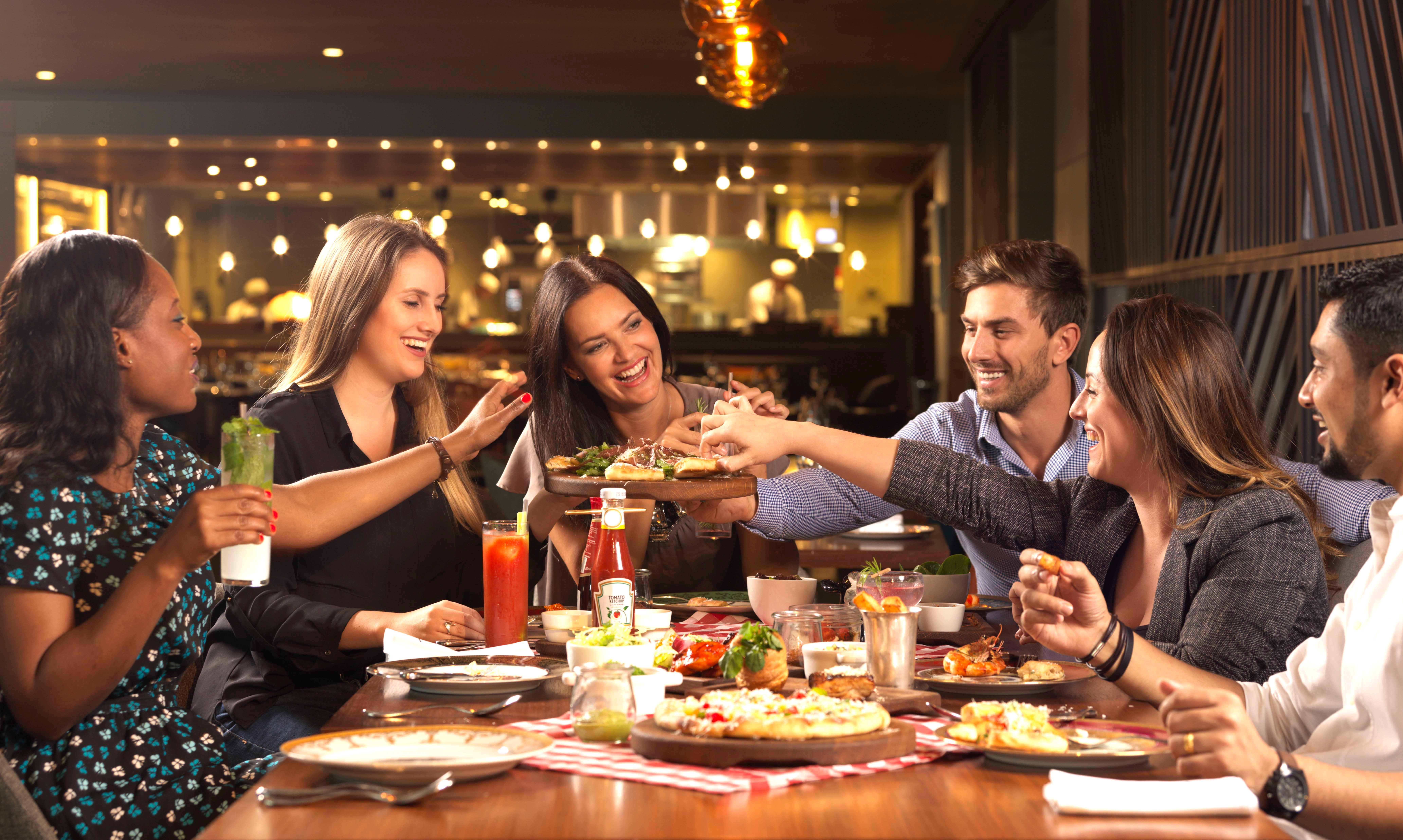 فندق انتركونتيننتال دبي مارينا المظهر الخارجي الصورة A group of friends dining at a restaurant