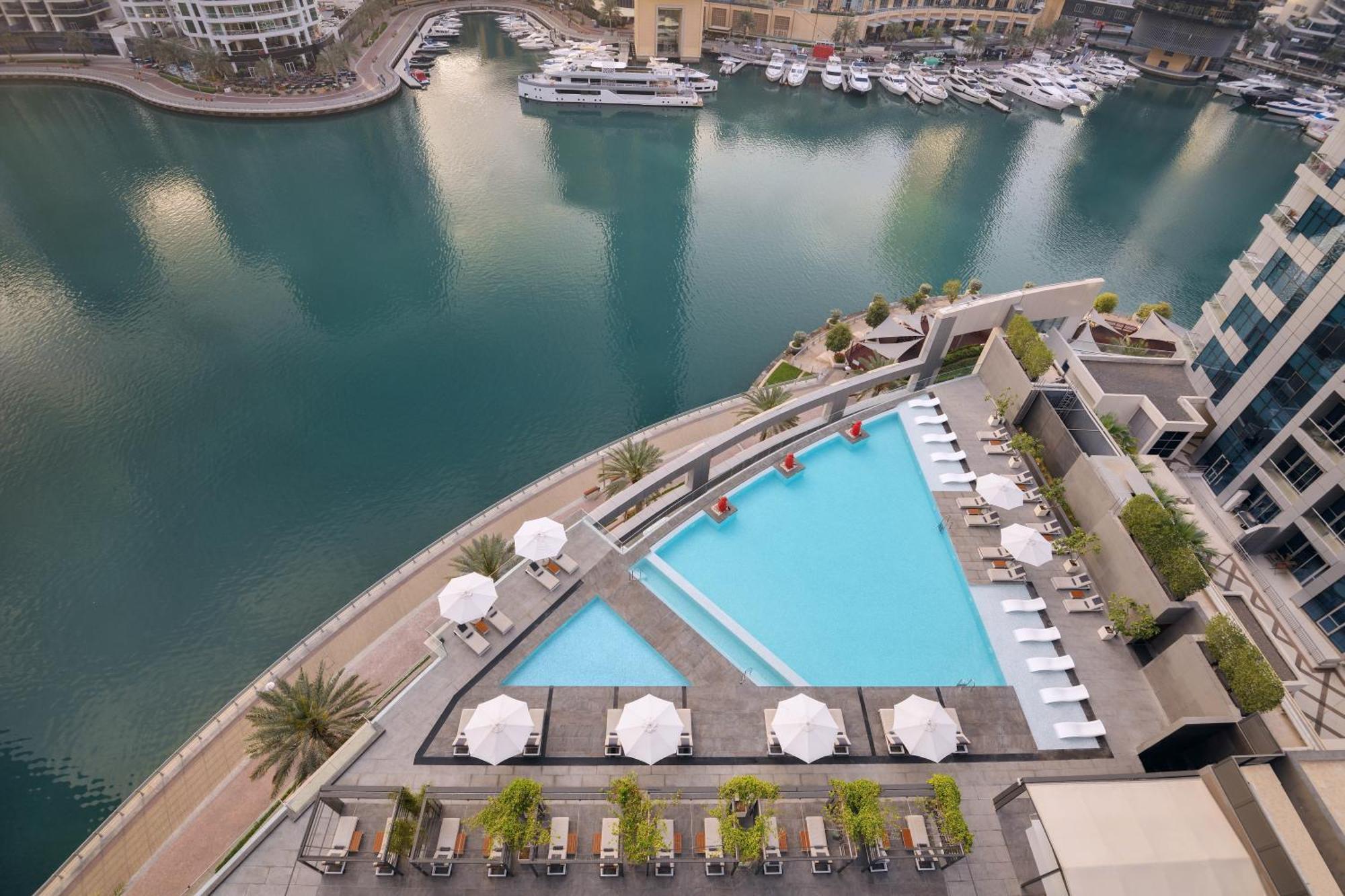 فندق انتركونتيننتال دبي مارينا المظهر الخارجي الصورة The swimming pool at the Address Downtown
