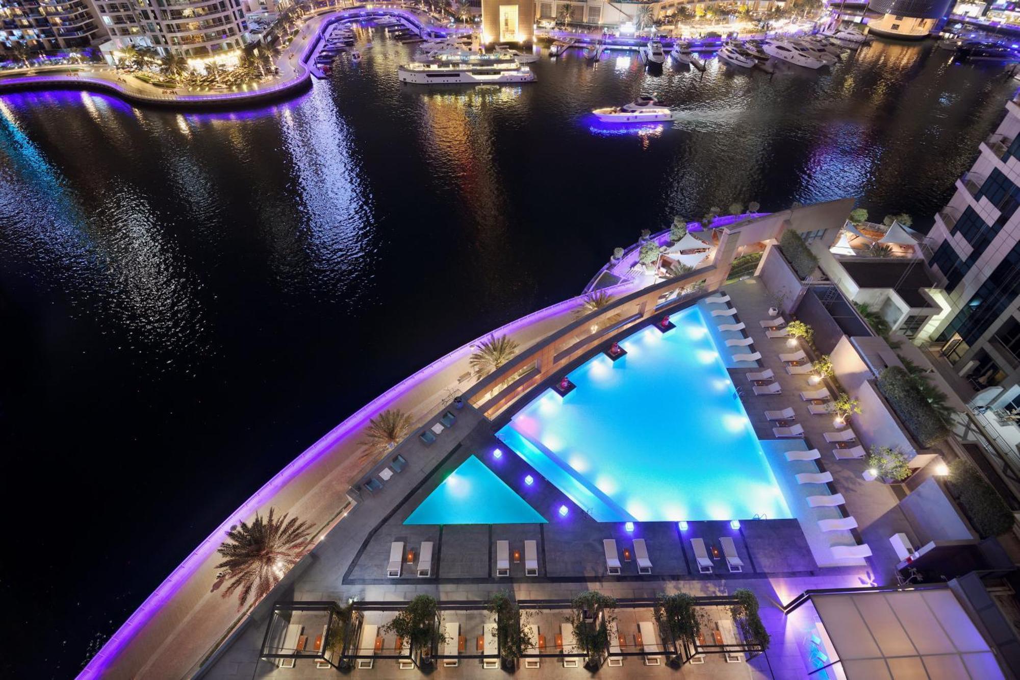 فندق انتركونتيننتال دبي مارينا المظهر الخارجي الصورة The swimming pool at the Address Downtown Dubai