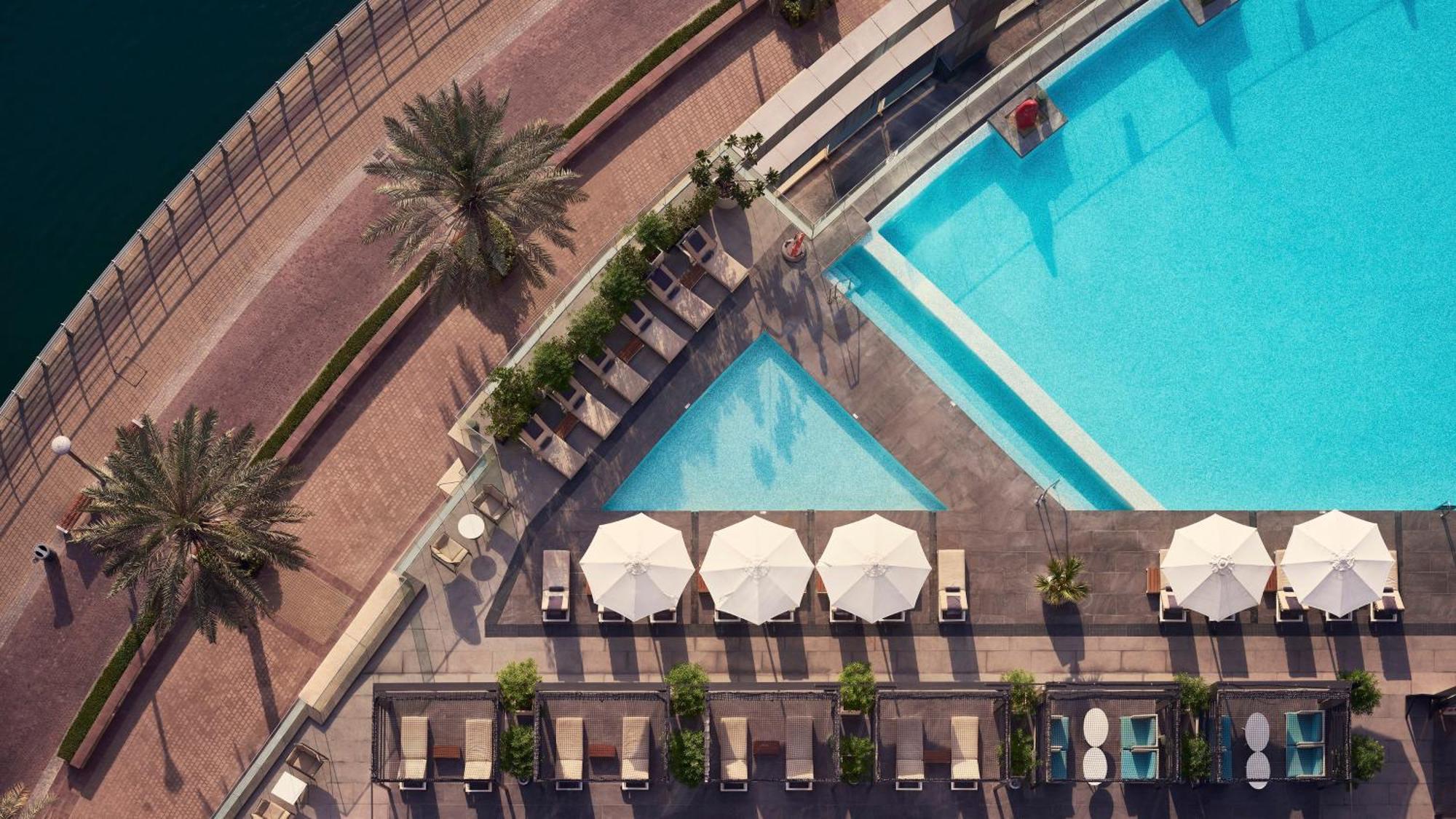 فندق انتركونتيننتال دبي مارينا المظهر الخارجي الصورة Aerial view of the pool