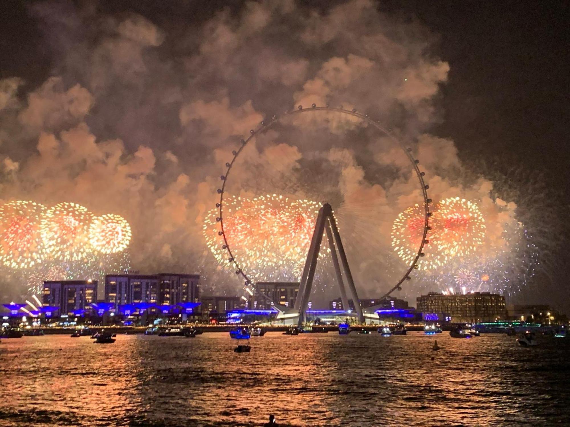 فندق انتركونتيننتال دبي مارينا المظهر الخارجي الصورة The London Eye and the London Bridge during the fireworks display